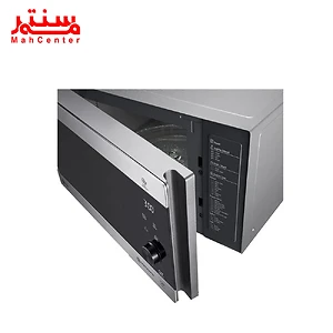 مایکروویو دارای یک صفحه کنترل مشکی با دکمه‌های مختلف و یک صفحه نمایش دیجیتال است